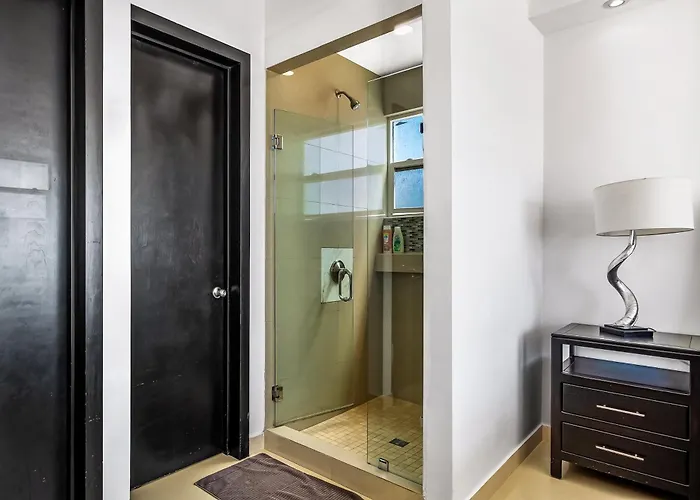 2-Story Dog-Friendly Villa With Outdoor Pool, Patio, 2 Balconies, Streaming, Ac