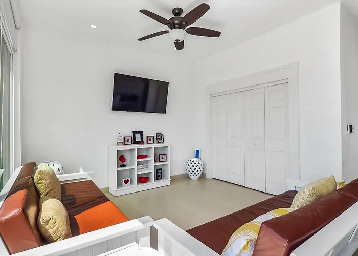 Bright Dog-Friendly Villa With Beach Views, Private Patio, Outdoor Pool, Kitchen